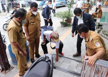 Bupati Toba, Ir. Poltak Sitoru bersama Tim Kementerian PUPR saat periksa pembangunan gorong gorong, Senin (25/4).