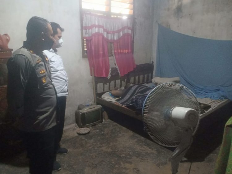 Jajaran Polsek Telun Kenas saat amankan mayat Chairudin Harahap, Senin (25/4).