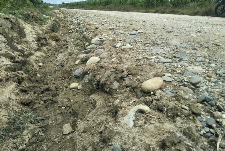 Kondisi proyek terkesan amburadul yang telah selesai dikerjakan oleh rekanan di Kebun Unit Bah Jambi, Senin (25/4).