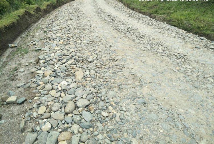 Hasil pekerjaan vendor Kebun Unit Balimbingan yanh terkesan asal jadi, Selasa (26/4).