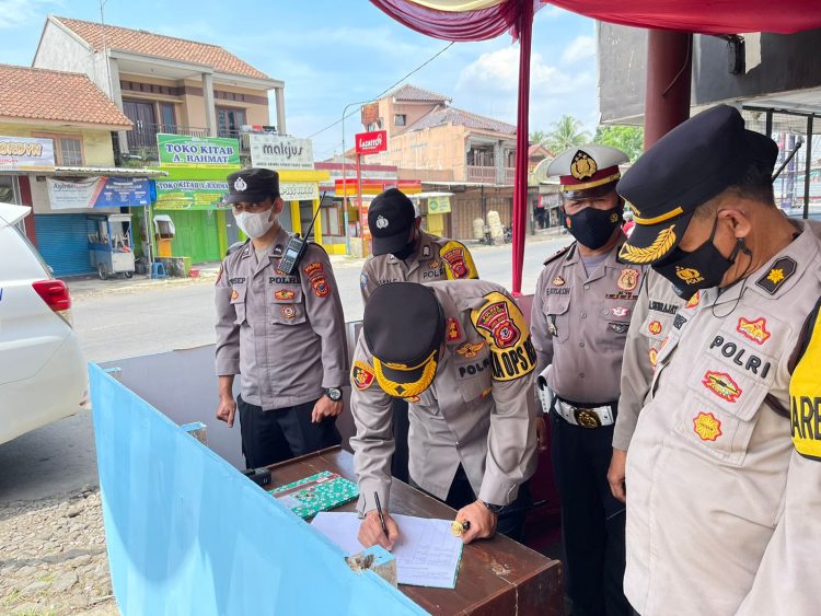 Kapolres Tasikmalaya Kota AKBP Aszhari Kurniawan SH, SIK, M.Si saat melakukan pengecekan Sarana dan Prasarana pelaksanaan Operasi Ketupat Lodaya 2002, Minggu (24/4).