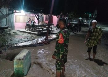 Babinsa Koramil 02/ Bambel, Serma Soldier saat tinjau pemukiman warga terdampak banjir, Selasa pagi (26/4).