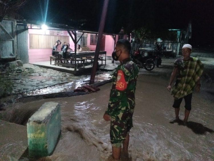 Babinsa Koramil 02/ Bambel, Serma Soldier saat tinjau pemukiman warga terdampak banjir, Selasa pagi (26/4).