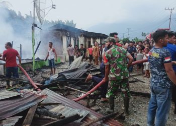 Babinsa Koramil 01/ Lawe Sigalagala saat evakuasi dan bantu warga membersihkan puing kebakaran hanguskan 7 rumah warga, Selasa (26/4).