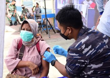 Tim nakes Pushidrosal saat giat vaksinasi Covid- 19 di terminal Tanjung Priok, Selasa (26/4).