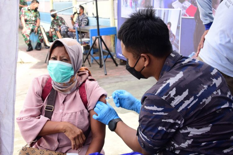 Tim nakes Pushidrosal saat giat vaksinasi Covid- 19 di terminal Tanjung Priok, Selasa (26/4).