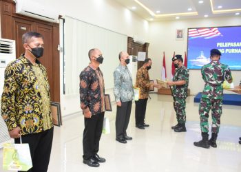 Danpushidrosal, Laksamana TNI Nurhidayat saat memberikan tali asih, Selasa (26/4).