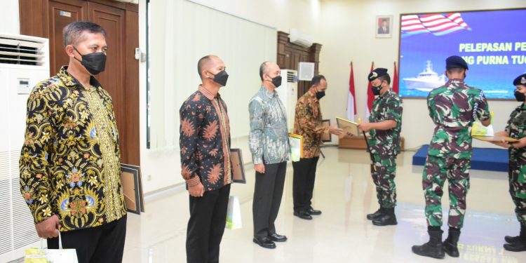 Danpushidrosal, Laksamana TNI Nurhidayat saat memberikan tali asih, Selasa (26/4).