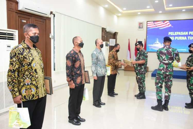 Danpushidrosal, Laksamana TNI Nurhidayat saat memberikan tali asih, Selasa (26/4).
