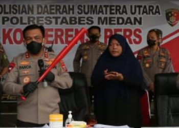 Kapolda sumut, Irjen. Pol. Drs. RZ Panca Putra Simanjuntak M.Si saat konfensi pers, Senin (25/4).