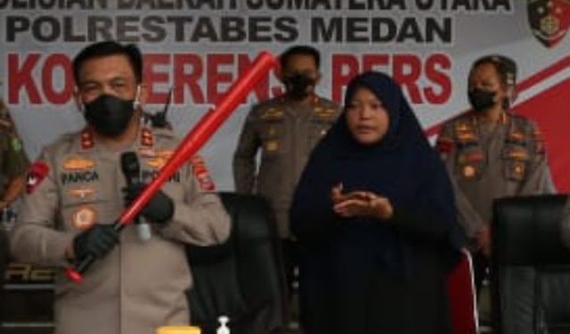 Kapolda sumut, Irjen. Pol. Drs. RZ Panca Putra Simanjuntak M.Si saat konfensi pers, Senin (25/4).