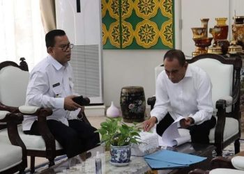 Bupati Toba, Ir. Poltak Sitorus saat bersama Gubernur Sumut, Selasa (26/4).