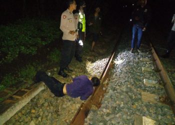 Personil Polsek Rajapolah saat evakuasi mayat tertemer kerata api, Senin malam (25/4).