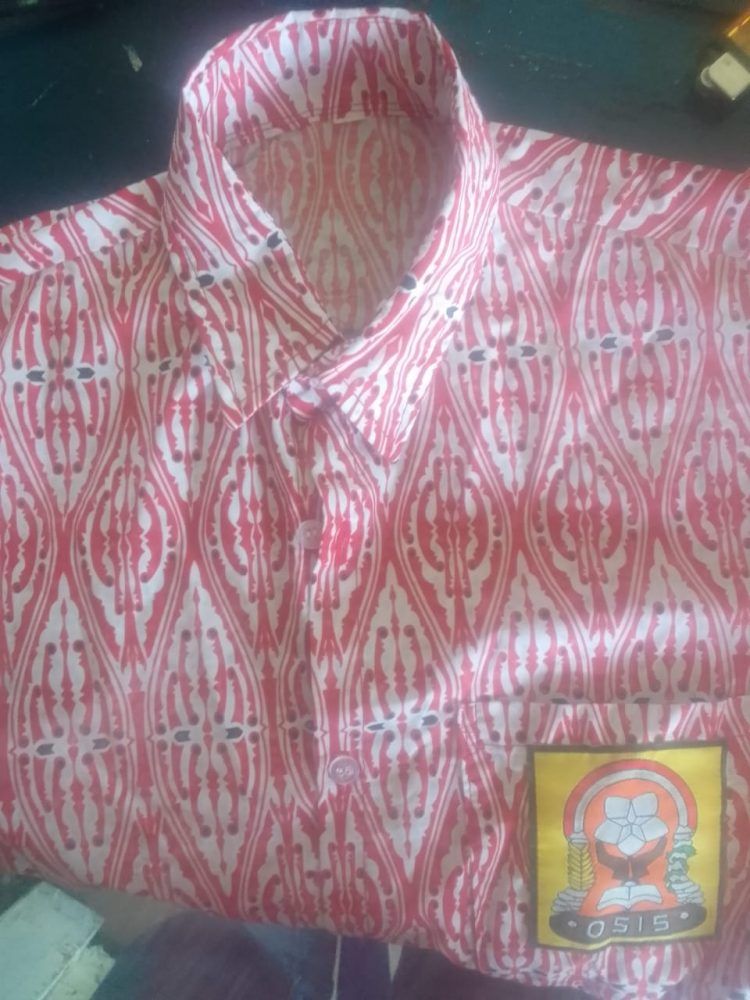 Baju batik seharga Rp. 120.000 jualan Dinas Pendidikan Simalungun, Rabu(27/4).