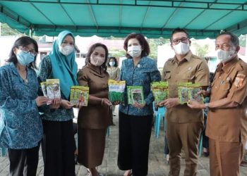 Ketua TP PKK Kabupaten Ny. Romy Mariani Eddy Berutu didampingi Kepala Dinas Pemdes Bahagia Ginting, Kepala Dinas Pertanian Robot Simanullang, Kepala Dinas Lingkungan Hidup, Dinas PUTR, Camat Sidikalang Suanto Sitakar, Kepala Desa Kalang Simbara, Ketua PKK Kecamatan, Selasa (26/4).