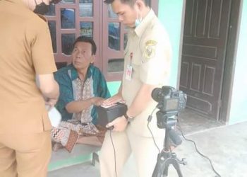 Dukcapil Dairi saat rekam e- KTP bagi warga lansia, Selasa (26/4).