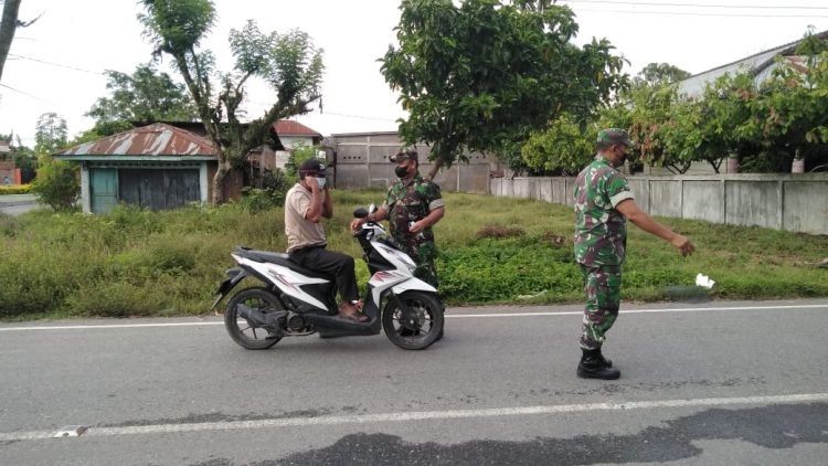 Anggota Koramil 02/ Bambel saat bagi masker gratis, Selasa (26/4).
