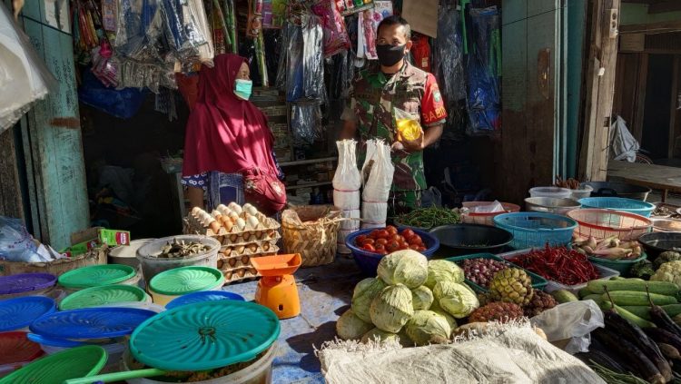Babinsa Koramil 05/ Lawe Alas saat cek harga sembako di pasar tradisional, Rabu (27/4).