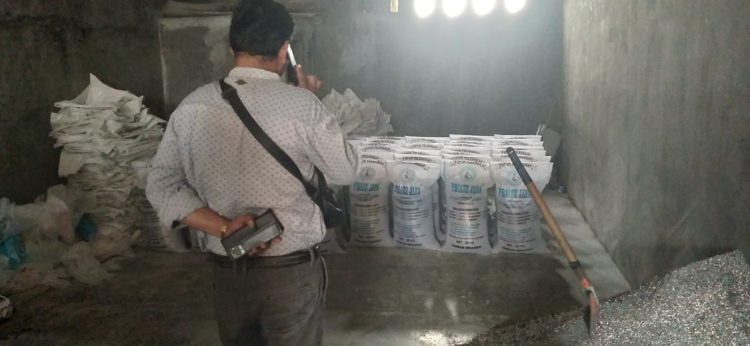 Gudang pupuk milik MT yang diduga produksi pupuk tanpa izin usaha, Rabu (27/4).