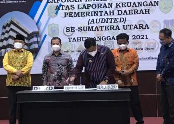 Bupati Dairi, Dr. Eddy KA Berutu saat terima LHP TA 202 dengan opini WTP oleh BPK Provinsi Sumut, Rabu (27/4).