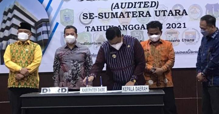 Bupati Dairi, Dr. Eddy KA Berutu saat terima LHP TA 202 dengan opini WTP oleh BPK Provinsi Sumut, Rabu (27/4).