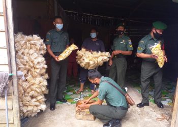 Sertu Edi Purnama bersama rekan Babinsa Posramil Babul Makmur jajaran Kodim 0108/ Agara saat komsos ke pabrik kerupuk warga binaan, Kamis (28/4).