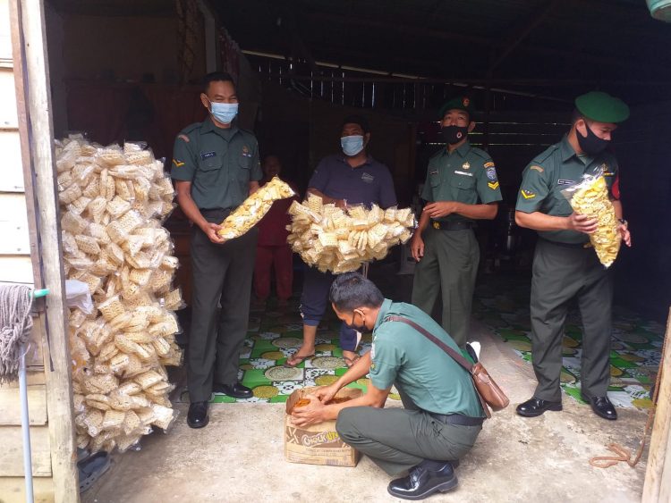 Sertu Edi Purnama bersama rekan Babinsa Posramil Babul Makmur jajaran Kodim 0108/ Agara saat komsos ke pabrik kerupuk warga binaan, Kamis (28/4).