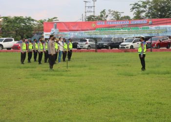 Kabag Ops Polresta Deliserdang, Kompol Ricky Pripurna Atmaja SIK saat memimpin apel pergeseran pasukan (Serpas) Ops Ketupat Toba 2022, di Lapangan Apel Mapolresta Deliserdang, Rabu (27/4).