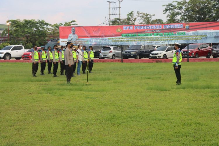 Kabag Ops Polresta Deliserdang, Kompol Ricky Pripurna Atmaja SIK saat memimpin apel pergeseran pasukan (Serpas) Ops Ketupat Toba 2022, di Lapangan Apel Mapolresta Deliserdang, Rabu (27/4).