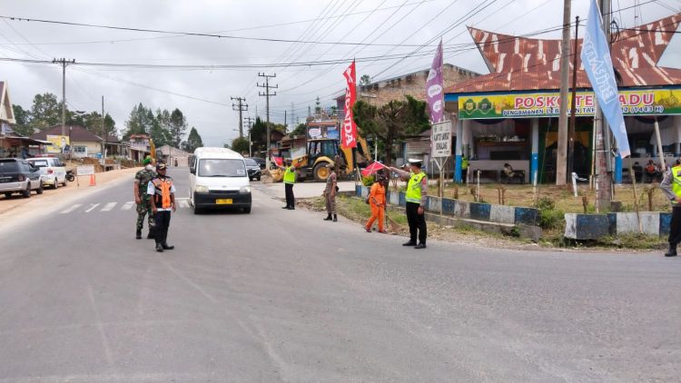 Kasat Lantas Polres Dairi, AKP Herliandri SH saat pimpin Pos Pam dan Pos Yan Ops. Ketupat 2022, Kamis (28/4).