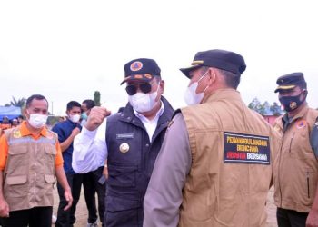 Bupati Dairi, Dr. Eddy KA Berutu saat menjadi pembina pada peringatan HKB, Jumat (28/4).