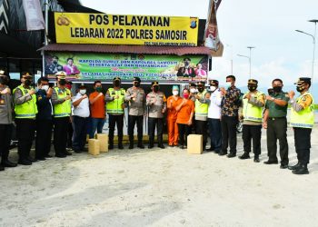 Irjen. Pol. Drs. Priyo Widyanto, Kakor Sabhara Baharkam Polri didampingi Kapoldasu dan Kapolres Samosir saat ke Pos Yan Pelabuhan Ambarita Kecamatan Simanindo, Kabupaten Samosir, Kamis (28/4).