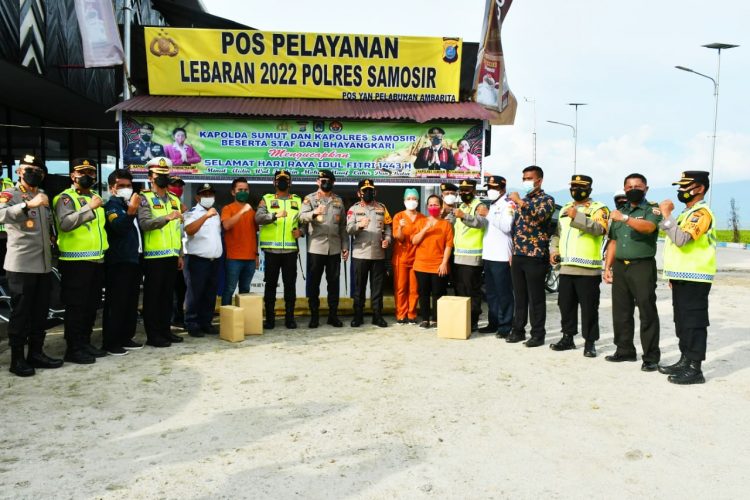 Irjen. Pol. Drs. Priyo Widyanto, Kakor Sabhara Baharkam Polri didampingi Kapoldasu dan Kapolres Samosir saat ke Pos Yan Pelabuhan Ambarita Kecamatan Simanindo, Kabupaten Samosir, Kamis (28/4).