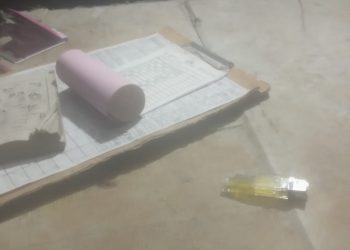 Seorang penulis dan agen saat merekap nomor tebak angka disalah satu warung di Tantom Angkola, Kamis (28/4).