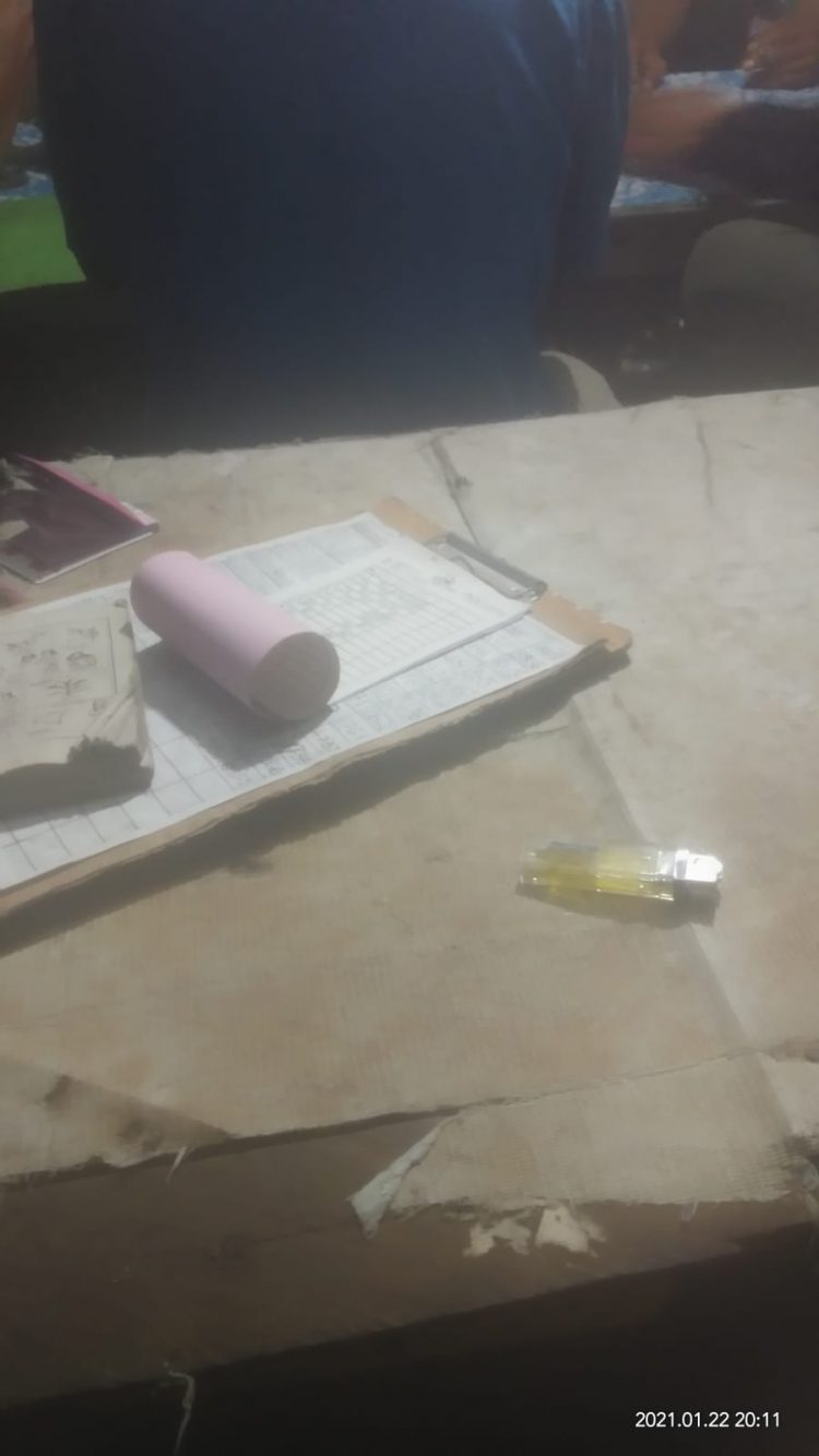 Seorang penulis dan agen saat merekap nomor tebak angka disalah satu warung di Tantom Angkola, Kamis (28/4).