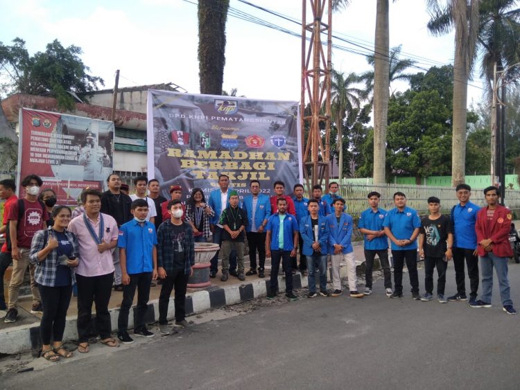 KNPI dan Kelompok Cipayung saat bagikan takjil di depan GOR Pematangsiantar, Kamis sore (28/4).