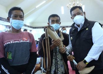 Bupati Dairi, Dr. Eddy KA Berutu saat menyerahkan kaki palsu kepada penyandang disabilitas, Kamis (28/4).