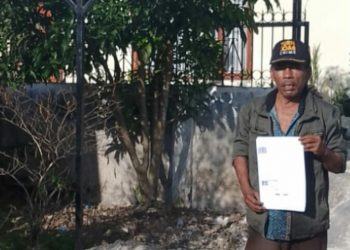 Maringan Napitupulu saat memperlihatkan putusan PN Tahun 1954, Jumat (29/4).