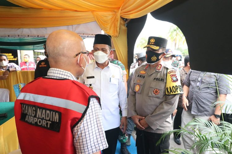 Kapolda Kepri, Irjen. Pol. Dr. Aris Budiman M.Si bersama Gubernur Provinsi Kepri H. Ansar Ahmad SE, MM saat melaksanakan peninjauan Pos Terpadu Operasi Ketupat Seligi – 2022 dan memantau langsung arus mudik di wilayah Kota Batam - Kepri, Jumat (29/4).