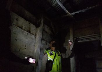 Kondisi rumah keluarga Adi Panggabean setelah api padam, Jumat malam (29/4).