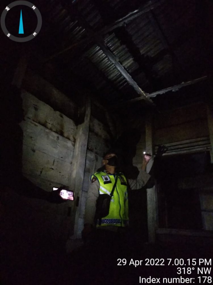 Kondisi rumah keluarga Adi Panggabean setelah api padam, Jumat malam (29/4).