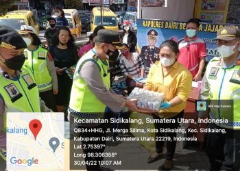 Kapolres Dairi, AKBP Wahyudi Rahman SH didampingi Sekda Dairi Budianta Pinem, Wakapolres Dairi Benny Boy Panggabean, Ketua Bhayangkari NY. Astri Wahyudi Rahman beserta rombongan Forkopimda Dairi saat tinjau pos pam ketupat 2022, Sabtu (30/4).