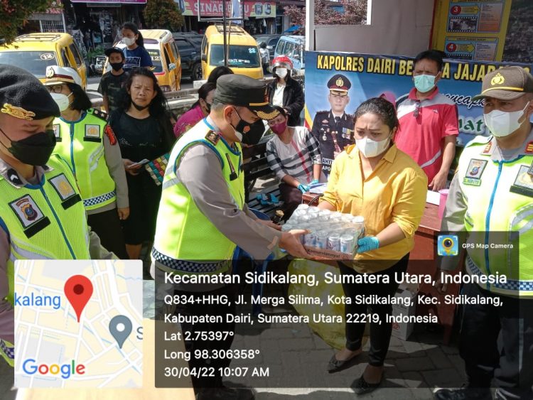 Kapolres Dairi, AKBP Wahyudi Rahman SH didampingi Sekda Dairi Budianta Pinem, Wakapolres Dairi Benny Boy Panggabean, Ketua Bhayangkari NY. Astri Wahyudi Rahman beserta rombongan Forkopimda Dairi saat tinjau pos pam ketupat 2022, Sabtu (30/4).