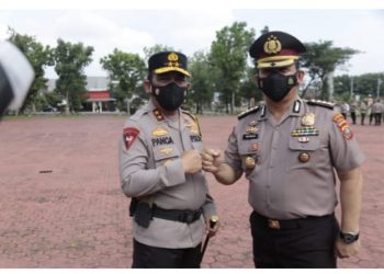 Kapolda Sumatra Utara, Irjen .Pol. RZ. Panca Putra Simanjuntak M.Si saat pimpin upacara kenaikan pangkat Kombes. Pol. Ikhwan SH, MH dihalaman Mapolda Sumut, Jumat (29/4).