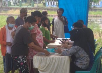 Warga Ramunia saat pengambilan bantuan sosial, Minggu (17/4).