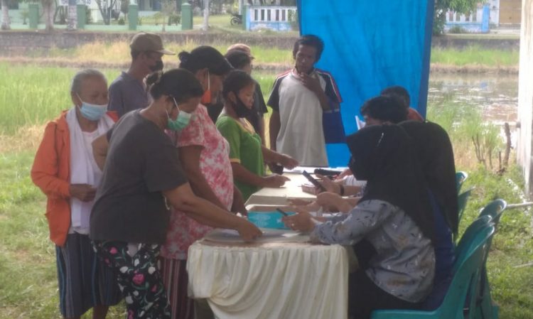 Warga Ramunia saat pengambilan bantuan sosial, Minggu (17/4).