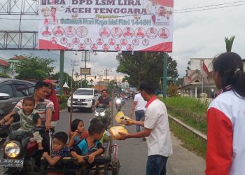 DPD LSM LIRA Agara saat berbagi takjil kepada masyarakat, Sabtu (30/4).