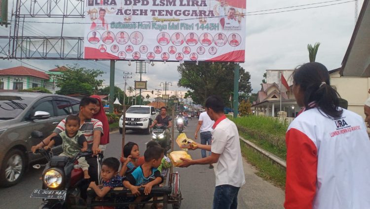 DPD LSM LIRA Agara saat berbagi takjil kepada masyarakat, Sabtu (30/4).
