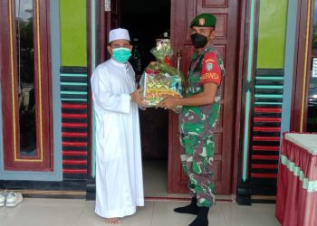 Babinsa jajaran Kodim 0108/ Agara saat bagikan parcel Idul fitri kepada para Tokoh Agama, Minggu (1/5).