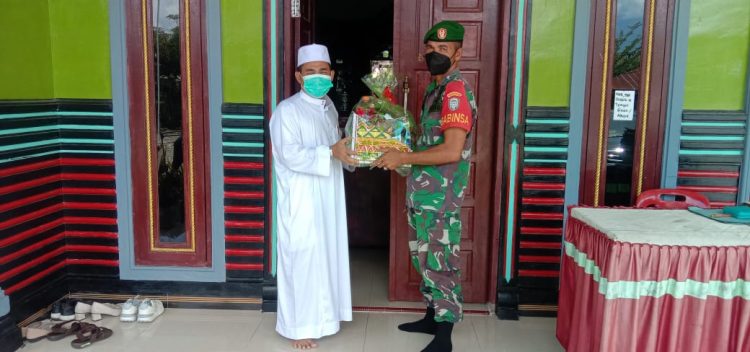Babinsa jajaran Kodim 0108/ Agara saat bagikan parcel Idul fitri kepada para Tokoh Agama, Minggu (1/5).
